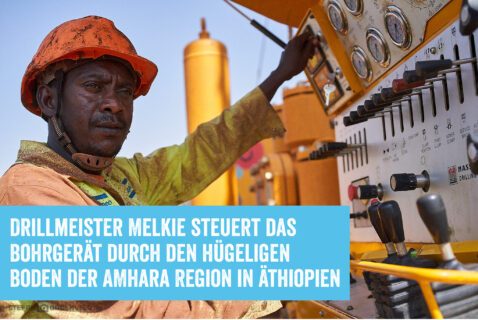 Melkie, Viva con Aguas Drillmeister, am Brunnenbohrgerät_V4